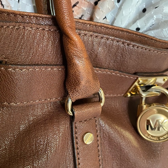 👜 AUTHENTIC Michael Kors Hamilton leather Satchel Shoulder Lock Key Clochette - Picture 5 of 14